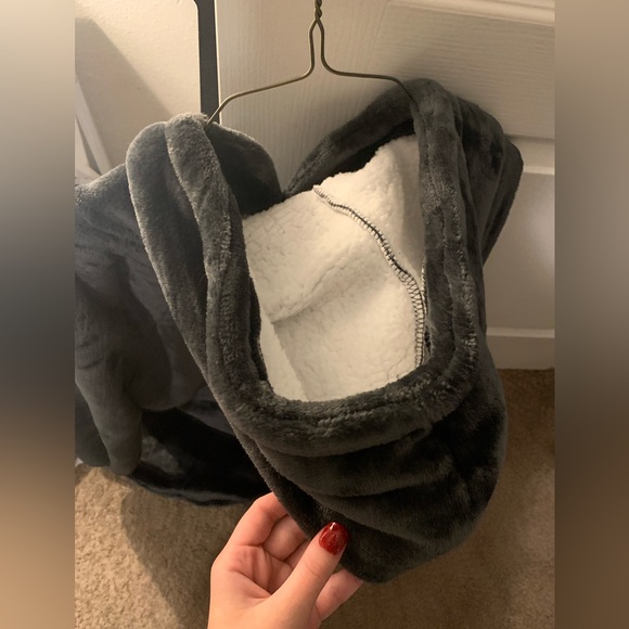 Women’s Oversized Blanket Hoodie - Picture 3 of 4